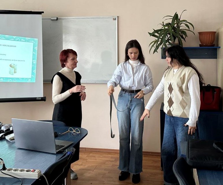 Студенти освоюють навички накладання турнікету